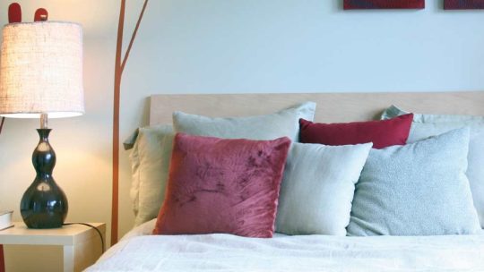 Mattschwarze Nachttischlampe – zeitloser Luxus für jedes Schlafzimmer